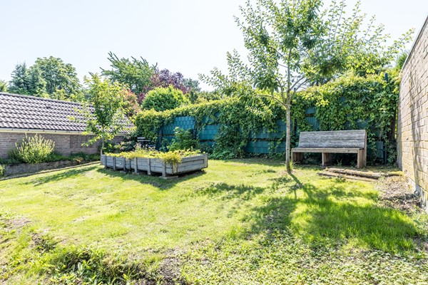 Foto - Verkocht onder voorbehoud: Ruime en veelzijdige vrijstaande woning met 173 m² woonoppervlakte,  extra leefverdieping, 3 slaapkamers (mogelijkheid tot 4), 2 badkamers, royaal bijgebouw en tuin op het zuidoosten in Hulsberg